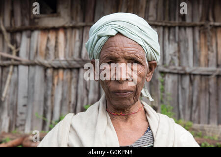 Wofwasha Kebele, North Shewa, Äthiopien, Oktober 2013: Hailemariam Woldoyohanus ältere Schwester lebt auf seiner Farm. Stockfoto