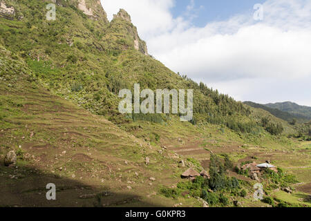 Mescha Dorf, Nord-Shewa, Äthiopien, Oktober 2013: Steilhängen zeigen Anzeichen einer schweren Erosion. Stockfoto