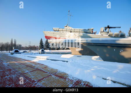 KALININGRAD, Russland - 21. Januar 2016: Zweiter Weltkrieg Denkmal Torpedoboot Komsomolez. Werk des Bildhauers Morgunov 1978 Stockfoto