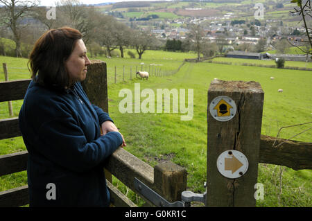 Ein Wanderer auf der Offa Deich mit Blick auf Kington. Stockfoto