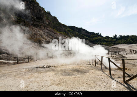 Solfatara Vulkan. Dampf & schwefelhaltige Dämpfe steigen aus Fumerole / Formationen. Pozzuoli nr Neapel Italien; Campi Flegrei Vulkangebiet Stockfoto