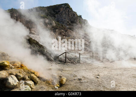 Solfatara Vulkan. Dampf & schwefelhaltige Dämpfe steigen aus Fumerole / Formationen. Pozzuoli nr Neapel Italien; Campi Flegrei Vulkangebiet Stockfoto