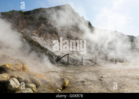 Solfatara Vulkan. Dampf & schwefelhaltige Dämpfe steigen aus Fumerole / Formationen. Pozzuoli nr Neapel Italien; Campi Flegrei Vulkangebiet Stockfoto