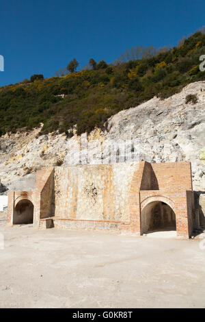 Ziegel-Eingänge (jetzt geschlossen) zu "Stufe" Grotten am Solfatara Vulkan.  Pozzuoli, nahe Neapel; Campi Flegrei Vulkangebiet. Stockfoto