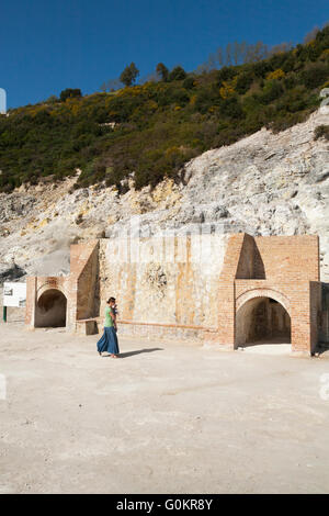 Ziegel-Eingänge (jetzt geschlossen) zu "Stufe" Grotten am Solfatara Vulkan.  Pozzuoli, nahe Neapel; Campi Flegrei Vulkangebiet. Stockfoto