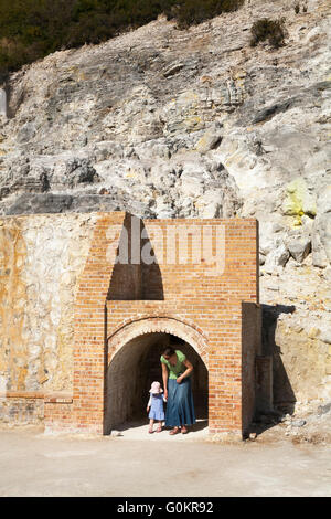 Ziegel-Eingänge (jetzt geschlossen) zu "Stufe" Grotten am Solfatara Vulkan.  Pozzuoli, nahe Neapel; Campi Flegrei Vulkangebiet. Stockfoto