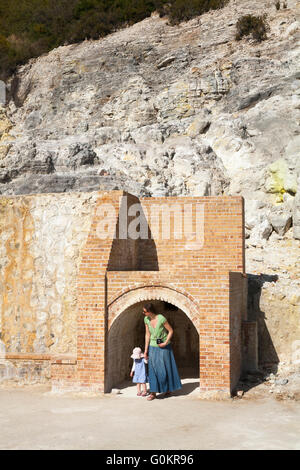 Ziegel-Eingänge (jetzt geschlossen) zu "Stufe" Grotten am Solfatara Vulkan.  Pozzuoli, nahe Neapel; Campi Flegrei Vulkangebiet. Stockfoto