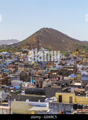 Ein Blick über die Dächer in zentralen Udaipur im Laufe des Tages. Die Machla Hügel kann in der Ferne gesehen. Stockfoto