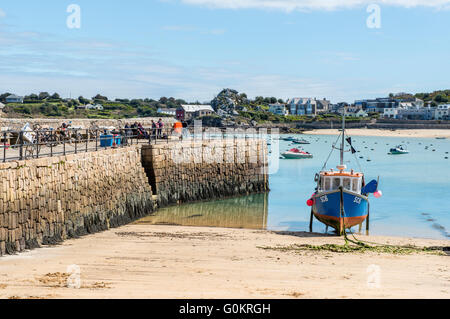 Der alten Hafenmauer bei Hugh Town auf St Marys in die Isles of Scilly an einem sonnigen Tag Stockfoto