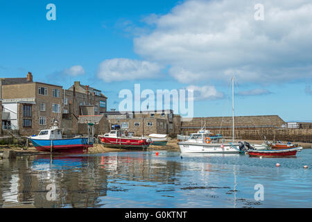 Stadt Strand und Hugh Town Harbour auf St Marys mit angelegten Boote in den Scilly-inseln Stockfoto