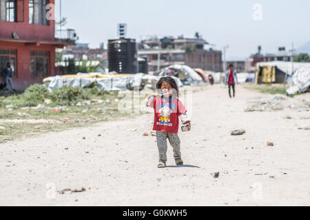 Ein Kind auf dem Weg in eine "Kinder spielen Tag" in einem Camp für Familien, die während des Erdbebens von 2015 in Nepal obdachlos geworden Stockfoto