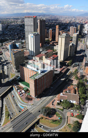 Anzeigen von Bogota, Kolumbien, crom die Oberseite der Colpatria Tower. Stockfoto