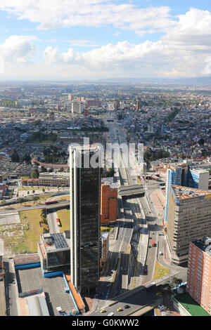 Anzeigen von Bogota, Kolumbien, crom die Oberseite der Colpatria Tower. Stockfoto