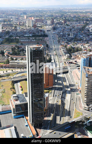 Anzeigen von Bogota, Kolumbien, crom die Oberseite der Colpatria Tower. Stockfoto