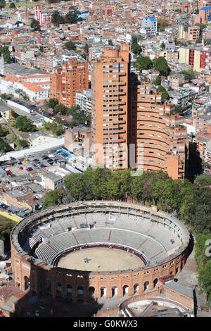 Anzeigen von Bogota, Kolumbien, crom die Oberseite der Colpatria Tower. Stockfoto