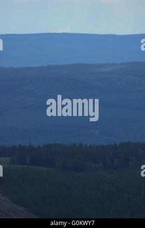 Verschiedene Schattierungen von blau, gesehen aus dem Berg Hästskär in Värmland, Schweden. Stockfoto