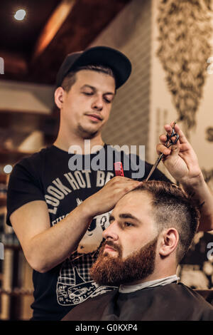 Bärtiger Mann immer Bart Haarschnitt von Friseur Stockfoto