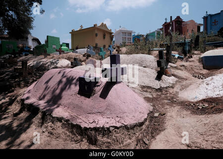 Bunt bemalte Mausoleen und oberirdische Gruften auf dem Friedhof in Chichicastenango auch bekannt als Santo Tomas Chichicastenango eine Stadt im Departamento El Quiche von Guatemala, bekannt für seine traditionellen Kiche Maya-Kultur. Stockfoto