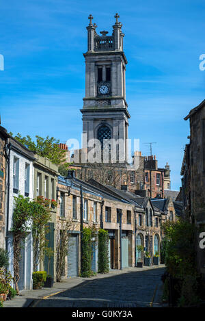 Den Blick entlang Zirkus Lane mit Blick auf St. Stephen Kirche im Bereich Stockbridge Edinburghs Neustadt. Stockfoto