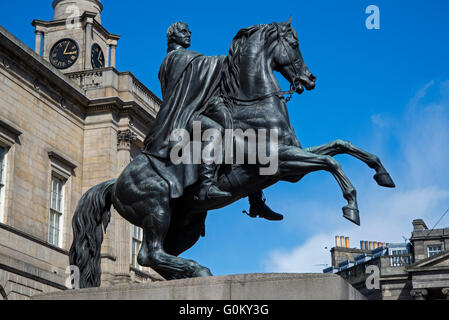 Die Statue des Herzogs von Wellington am östlichen Ende der Princes Street, Edinburgh, Schottland, Großbritannien. Stockfoto