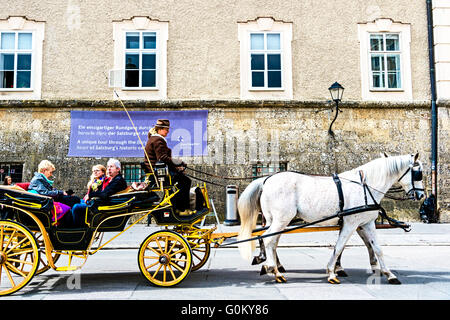 Fiaker in Salzburg, Österreich; Fiaker in Salzburg, Österreich Stockfoto