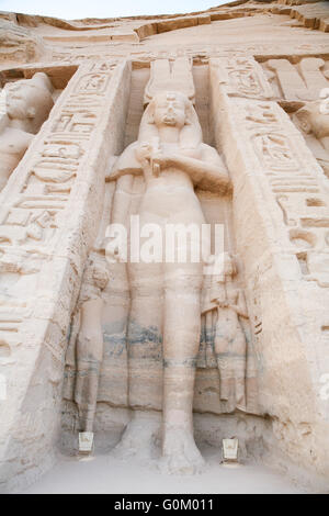 riesige Nefertari-Skulptur in Fassade des berühmten ägyptischen kleine Tempel der Nefertari und Hathor in Abu Simbel, öffentliches Denkmal aus Stockfoto