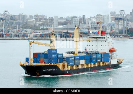 Containerschiff südlichen Lily Köpfe aus Auckland Harbour mit Containern und Autos auf dem Deck. Stockfoto