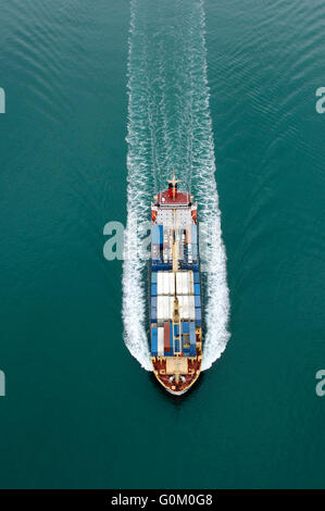 Containerschiff südlichen Lily Köpfe aus Auckland Harbour mit Containern und Autos auf dem Deck. Stockfoto