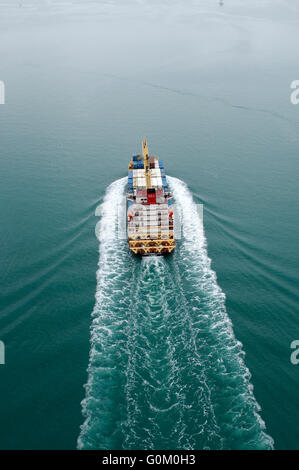 Containerschiff südlichen Lily Köpfe aus Auckland Harbour mit Containern und Autos auf dem Deck. Stockfoto