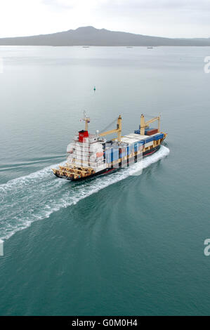 Containerschiff südlichen Lily Köpfe aus Auckland Harbour mit Containern und Autos auf dem Deck. Stockfoto