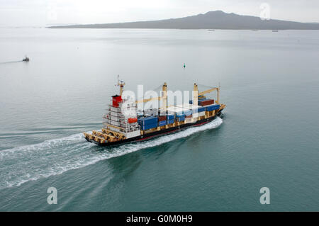 Containerschiff südlichen Lily Köpfe aus Auckland Harbour mit Containern und Autos auf dem Deck. Stockfoto