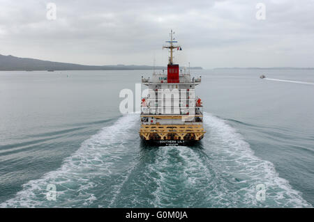 Containerschiff südlichen Lily Köpfe aus Auckland Harbour mit Containern und Autos auf dem Deck. Stockfoto