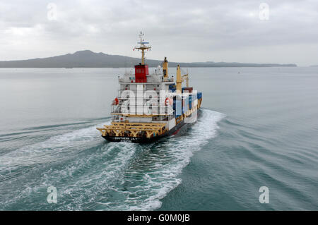 Containerschiff südlichen Lily Köpfe aus Auckland Harbour mit Containern und Autos auf dem Deck. Stockfoto