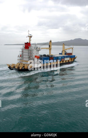 Containerschiff südlichen Lily Köpfe aus Auckland Harbour mit Containern und Autos auf dem Deck. Stockfoto