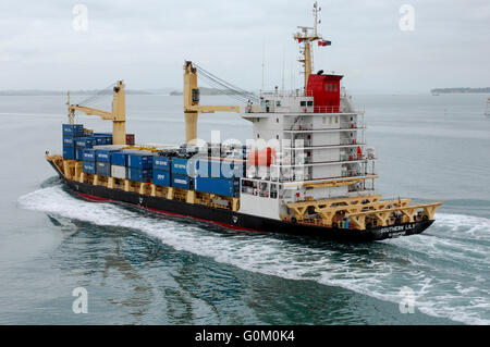 Containerschiff südlichen Lily Köpfe aus Auckland Harbour mit Containern und Autos auf dem Deck. Stockfoto