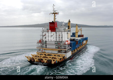 Containerschiff südlichen Lily Köpfe aus Auckland Harbour mit Containern und Autos auf dem Deck. Stockfoto