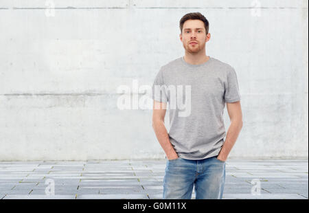 junger Mann im grauen T-shirt und jeans Stockfoto