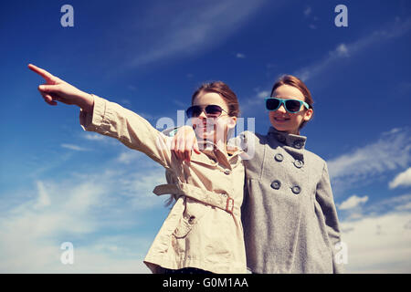 glückliche kleine Mädchen umarmt und Fingerzeig Stockfoto