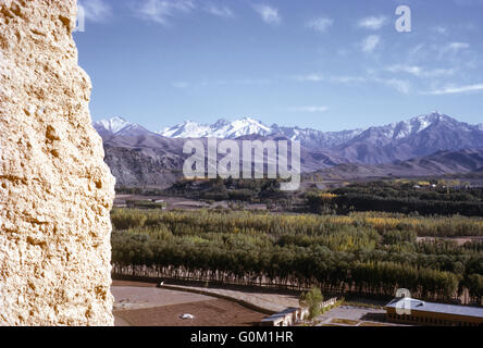 Blick über die Koh-i-Baba aus in das Ohr eines von zwei monumentalen stehenden Buddhas von Bamiyan, Afghanistan im Jahr 1974, vor der Zerstörung der Buddha-Statuen durch die Taliban-regime Stockfoto