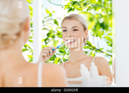 Frau mit Zahnbürste, Zähneputzen im Bad Stockfoto