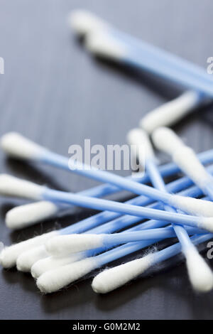 Zufällige Haufen Ohr Wattestäbchen Stockfoto