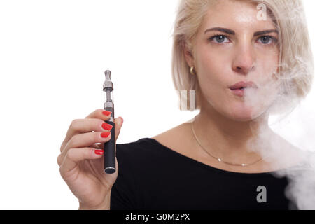 Nahaufnahme der blonden Frau Rauchen mittels E - Zigarette Stockfoto