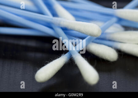 Zufällige Haufen Ohr Wattestäbchen Stockfoto