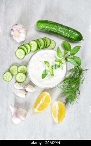 Griechischer Tzatziki Zutaten. Joghurt, Kräutern und Gurke. Gesunde Vorspeise Stockfoto