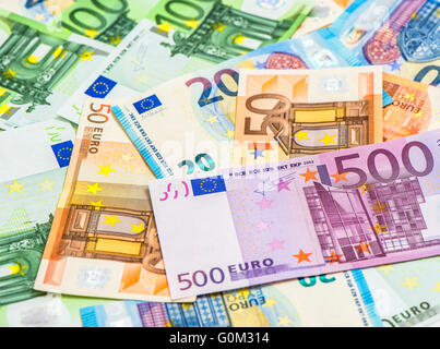 Geld-Hintergrund. Nahaufnahme der verschiedenen Euro-Banknoten. Selektiven Fokus. Leuchtende Farben Stockfoto