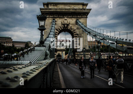 Fußgänger überqueren die Kettenbrücke in Budapest, die Hauptstadt von Ungarn, im Mai 2016. Stockfoto