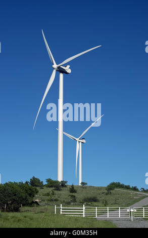 Windkraftanlagen in den Hügeln von Südwesten Oklahoma. Stockfoto