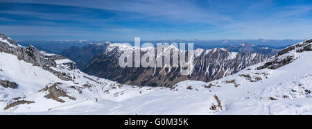 Panoramablick auf Fronalpstock und Klingenstock Berge in den Schweizer Alpen, vom Nordhang des Rossstock gesehen. Stockfoto