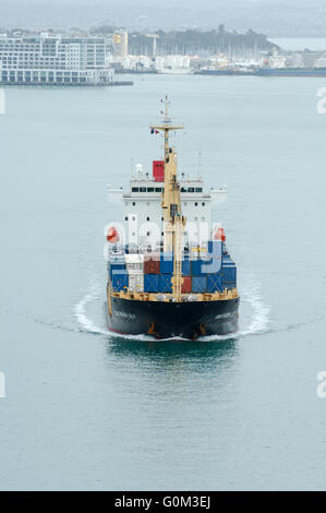 Containerschiff südlichen Lily Köpfe aus Auckland Harbour mit Containern und Autos auf dem Deck. Stockfoto