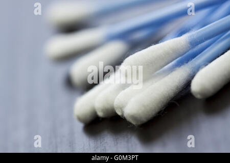Zufällige Haufen Ohr Wattestäbchen Stockfoto